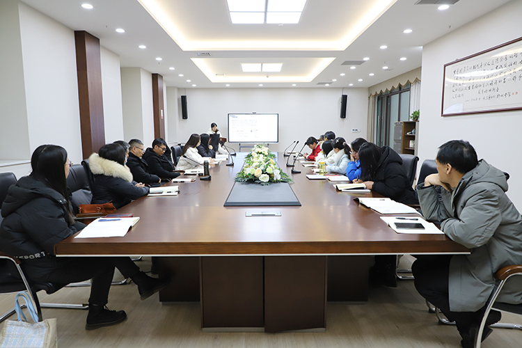 图片2：与会成员认真聆听.JPG