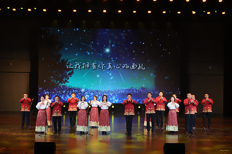 图片4：学校党政领导班子成员和八一校区领导带来合唱《明天会更好》.JPG