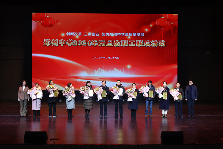 图片6：校领导为退休教师颁发光荣退休证.JPG