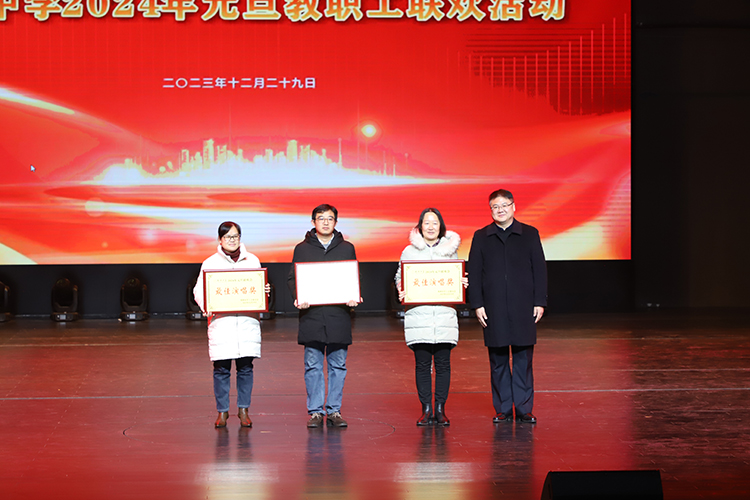 图片8（1）：校领导为获奖的节目颁奖.JPG