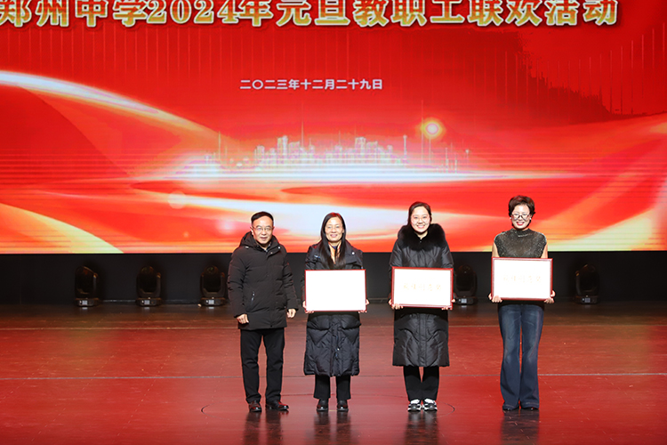 图片8（2）：校领导为获奖的节目颁奖.JPG