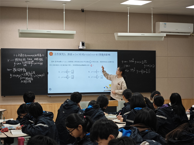 图片6：蒋晨璞老师授课.jpg