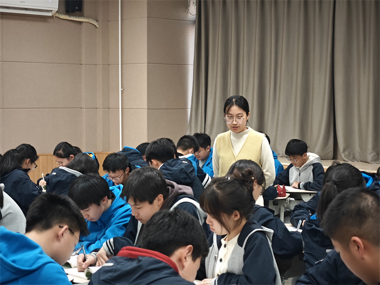 图片9：唐欣辰老师授课.jpg