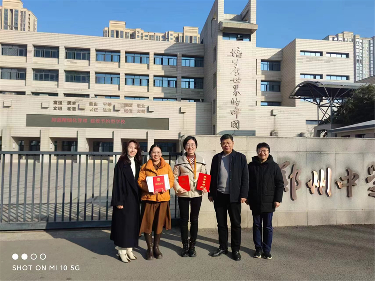 图片1：郑州中学工会主席宁纪生、副校长陈云霞与获奖教师合影留念.jpg