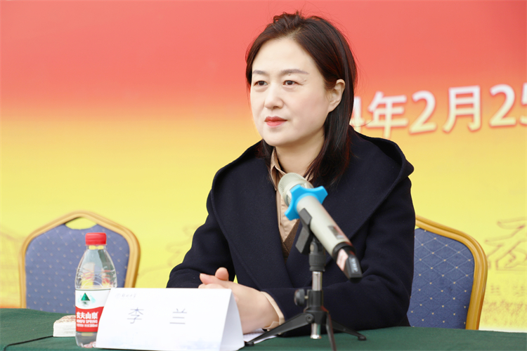 图2 党委副书记、校长李兰主持会议.jpg