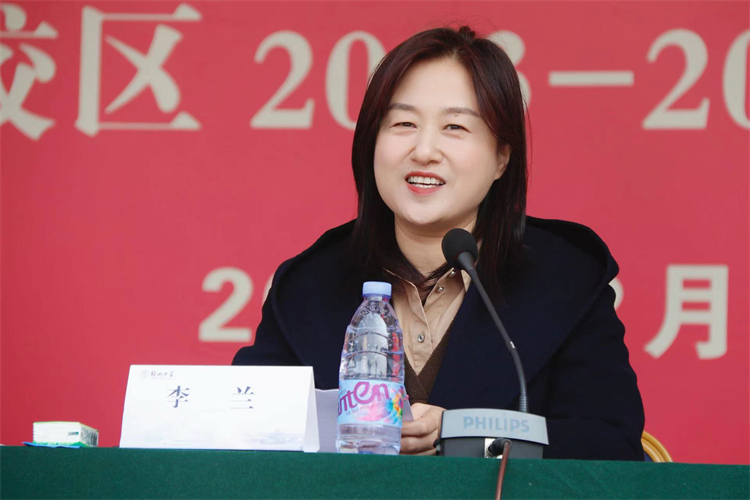 图片1 ：党委副书记、校长李兰主持开学典礼.jpg