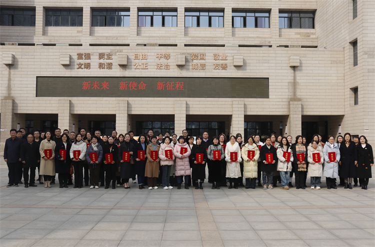 图片12：优秀学生家长代表与学校领导合影.jpg