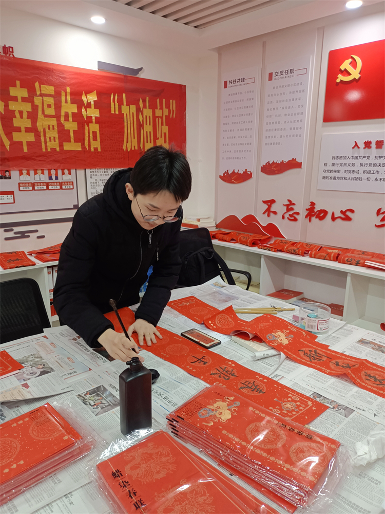 图片8：学生进社区义写春联.jpg