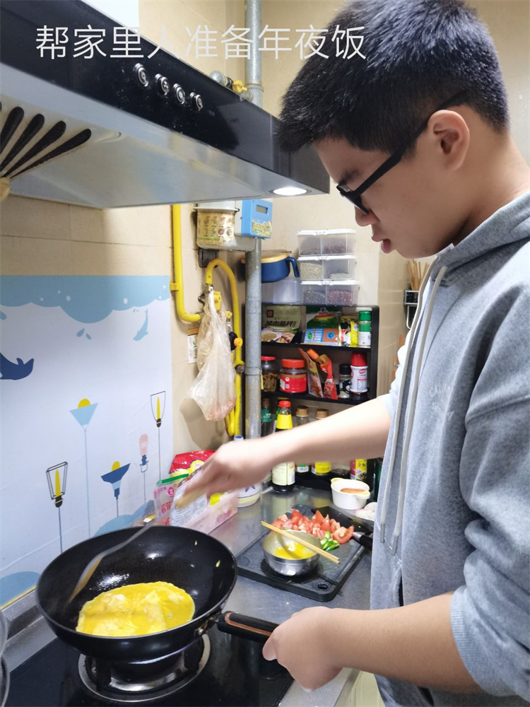 图片12：帮家人准备年夜饭.jpg