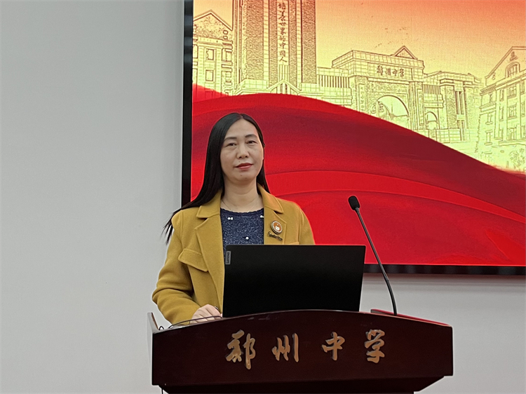 图片1：教师发展处主任徐利霞主持会议.jpg