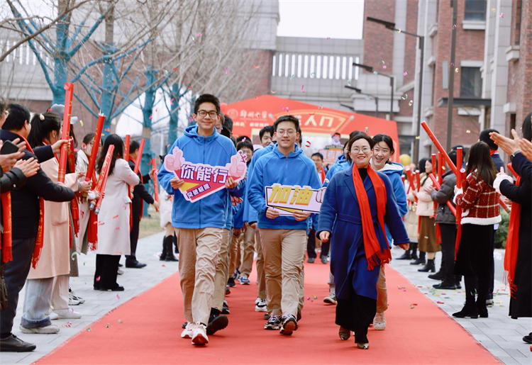 图二：高三学子跨过成人门.jpg