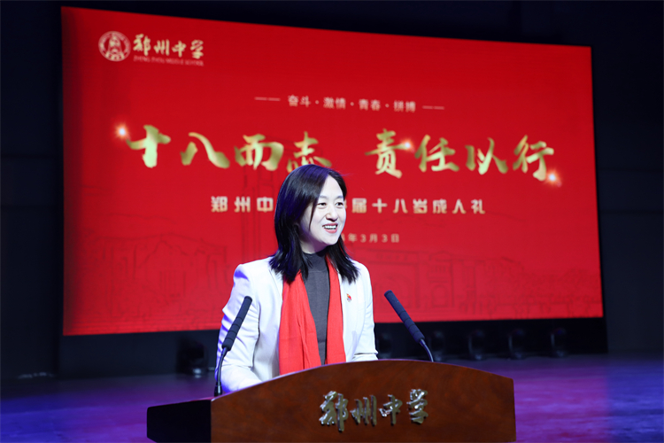 图九：党委副书记、校长李兰给学生们加油鼓劲.JPG
