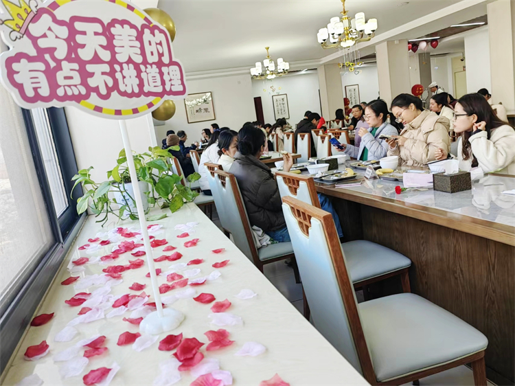 图片4：女神们愉快用餐.jpg