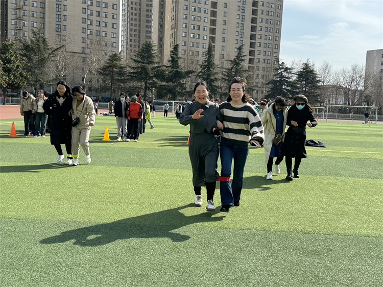 图片8：女神们参与趣味活动.jpg