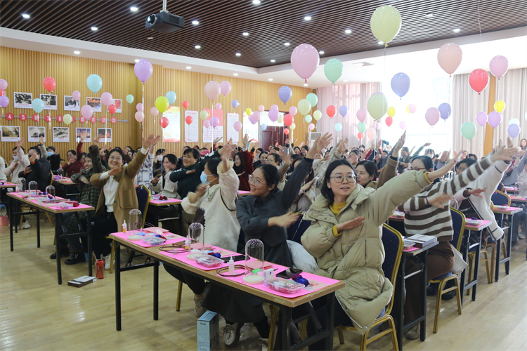 图片10：女神们欢快互动.jpg