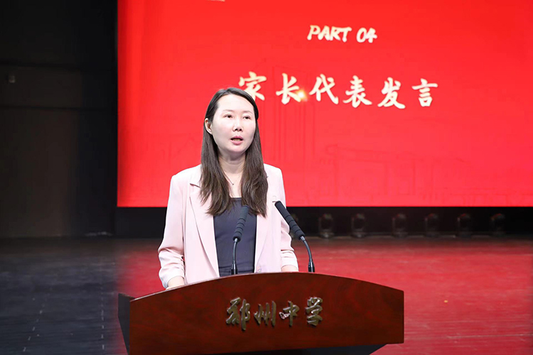 图5：高三学生家长代表发言.jpg