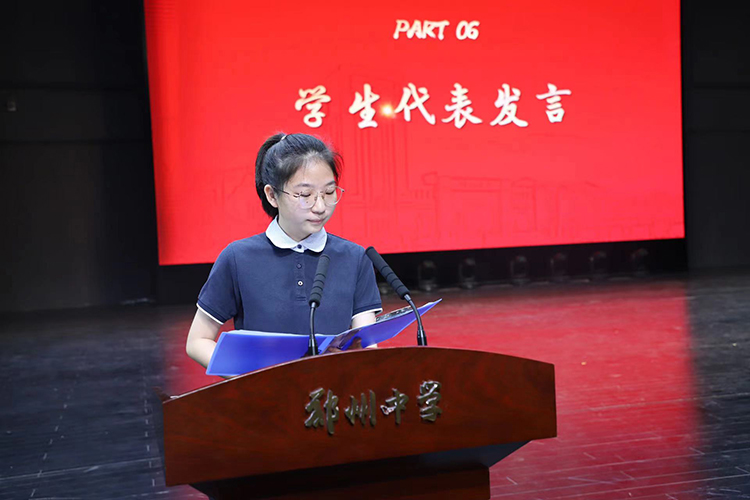 图7：高三学生代表发言.jpg