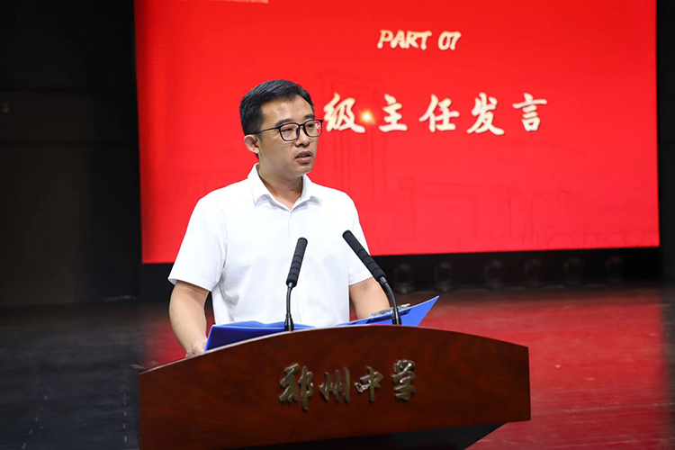 图8：高三年级主任刘殿卿向毕业生寄语.jpg
