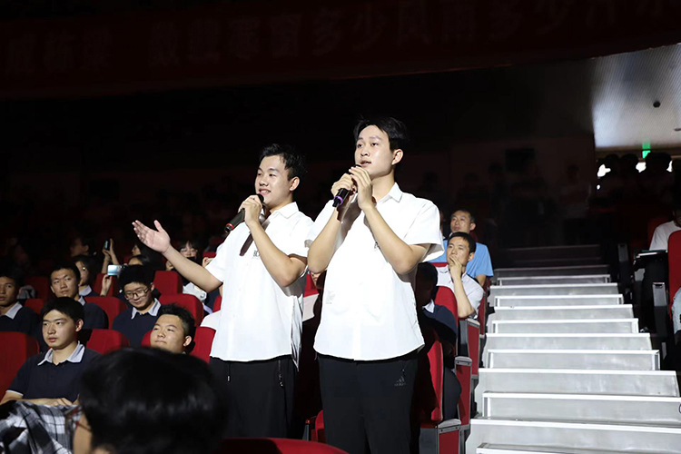 图9：高中部声乐社演唱《凤凰花开的路口》.jpg
