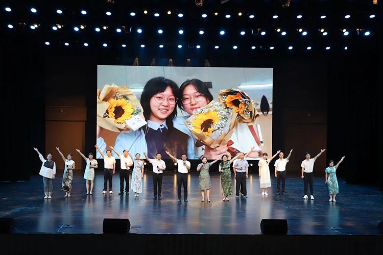 图13：高三班主任倾情演绎《祝你一路顺风》.jpg