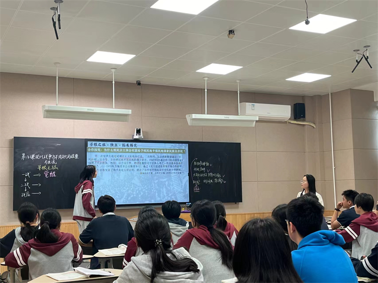 图一 康瑞昉老师授课.png