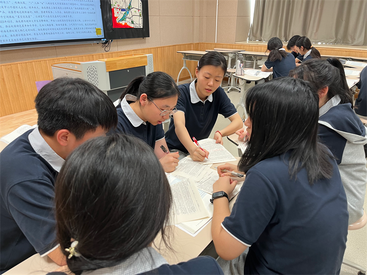 图六 学生小组合作探究.png