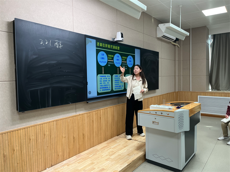 图十 梁丽佳老师授课.png