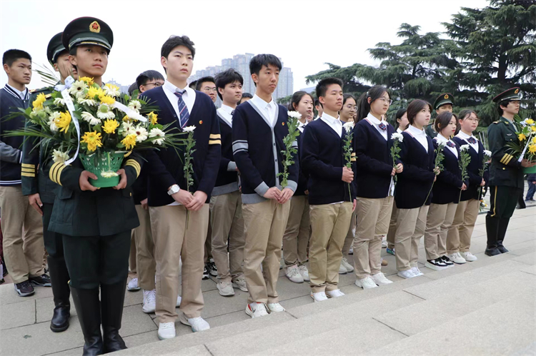 图四：学生肃立.jpg