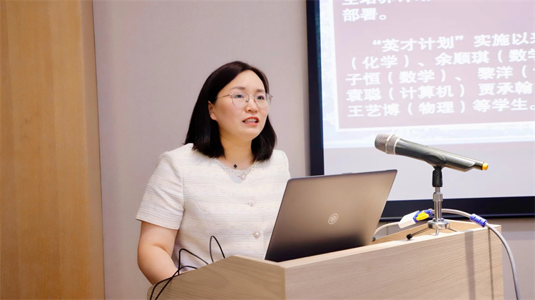 图片二　郑州中学红梅街校区课程与教学处副主任卢智娟分享经验.jpg