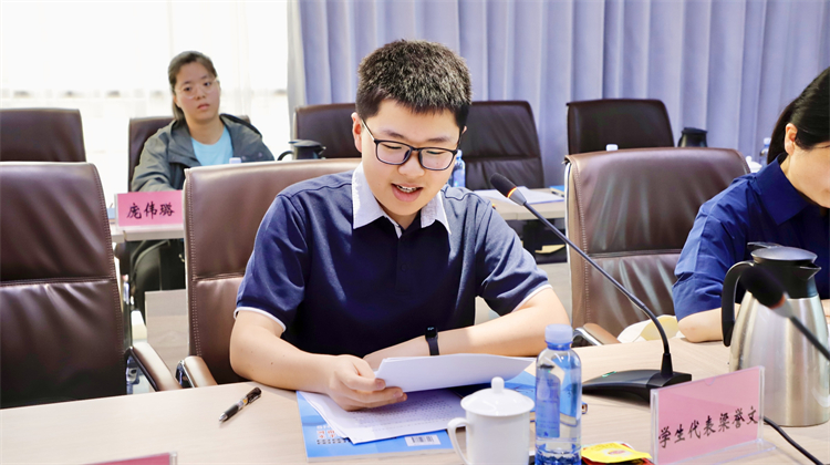 图片三 学生代表梁誉文分享学习收获.jpg