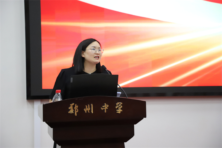 图片1：郑州中学红梅街校区拔尖创新人才培养中心主任卢智娟主持.jpg
