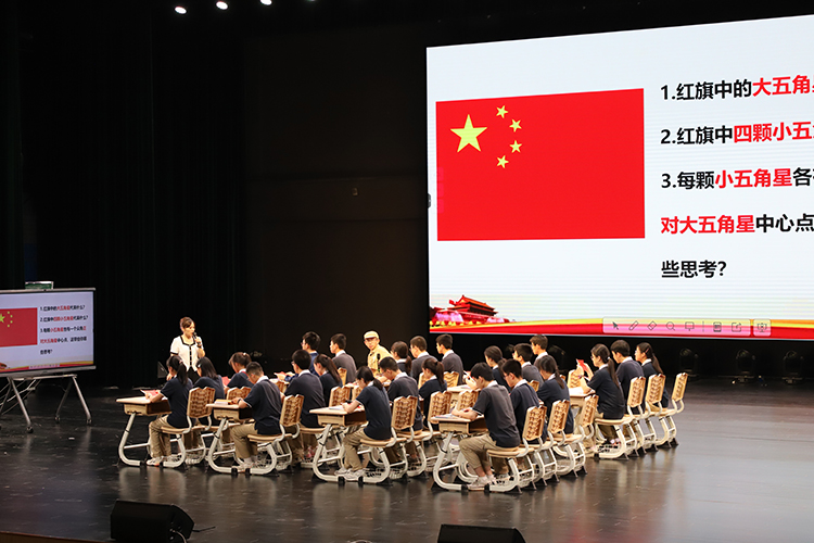 图片2 齐安敏老师做课堂教学展示.jpg