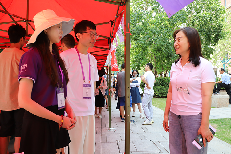 图五：党委副书记、校长李兰在咨询会现场与高校代表沟通.png