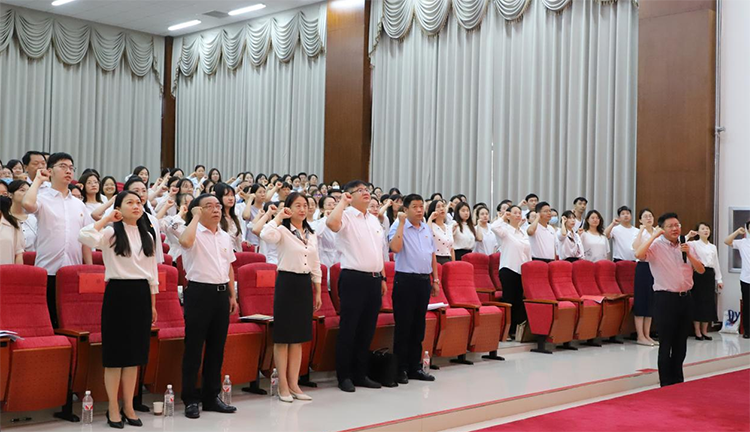 图10：高书记带领全体党员教师重温入党誓词.png