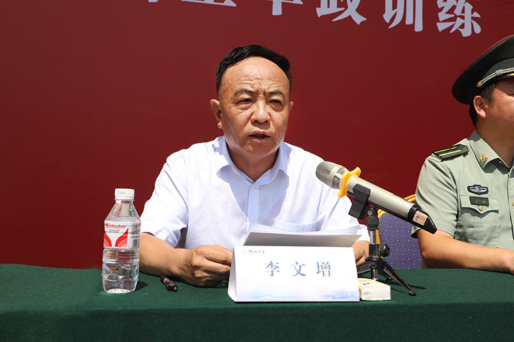 图片6：郑州中学党委副书记李文增主持开训仪式.jpg