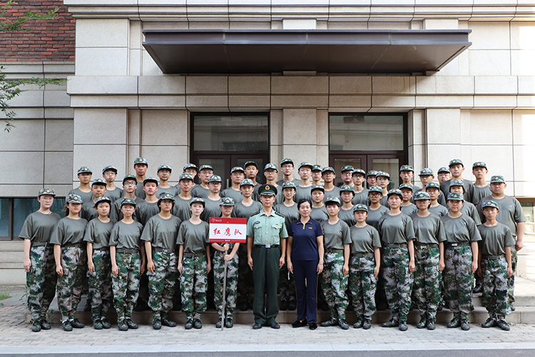 图片3 红鹰队教官与师生合影.JPG