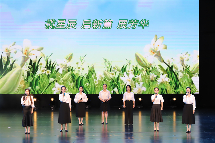 图片8：音乐教师合唱《一路生花》.JPG