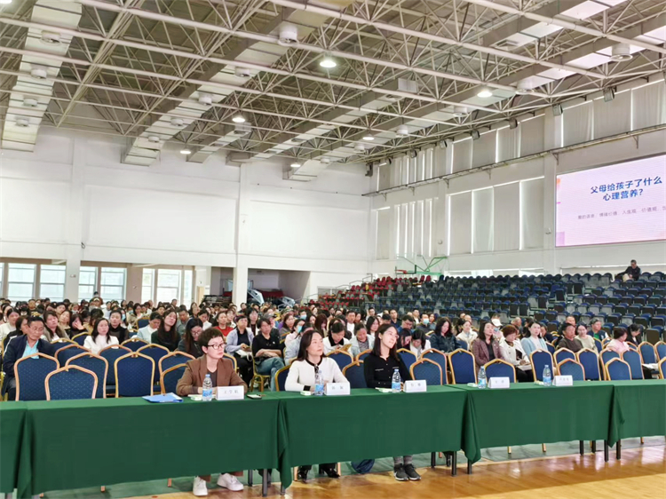 图片2：活动现场，与会领导和全体家长认真聆听.jpg