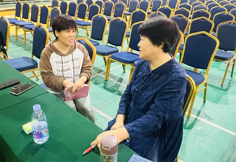 图片7.家长就青春期心理健康教育与专家进行深入探讨.jpg