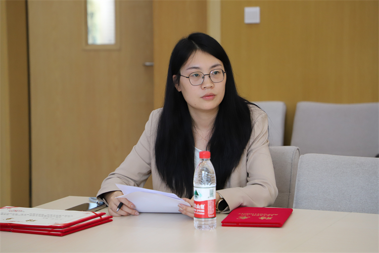 图片2：国际部学生发展处副主任张文兰主持会议.JPG