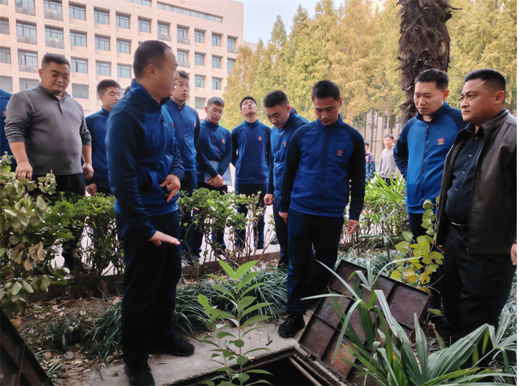 图片1：高新区雪松路消防救援大队进行消防设施摸底排查.png
