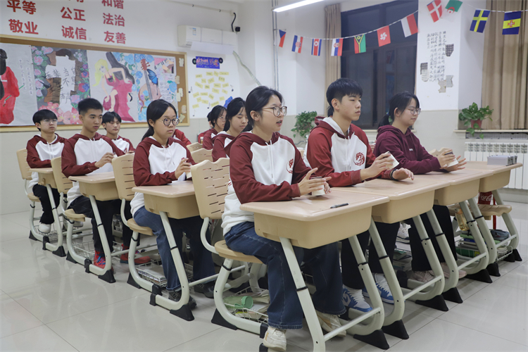 图片12：高一2班展示杯子舞.JPG