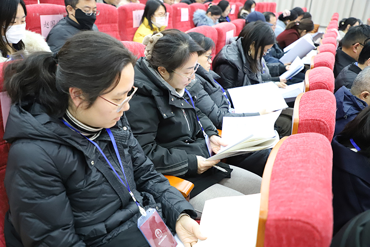 图片5：与会代表认真审议 (3).JPG