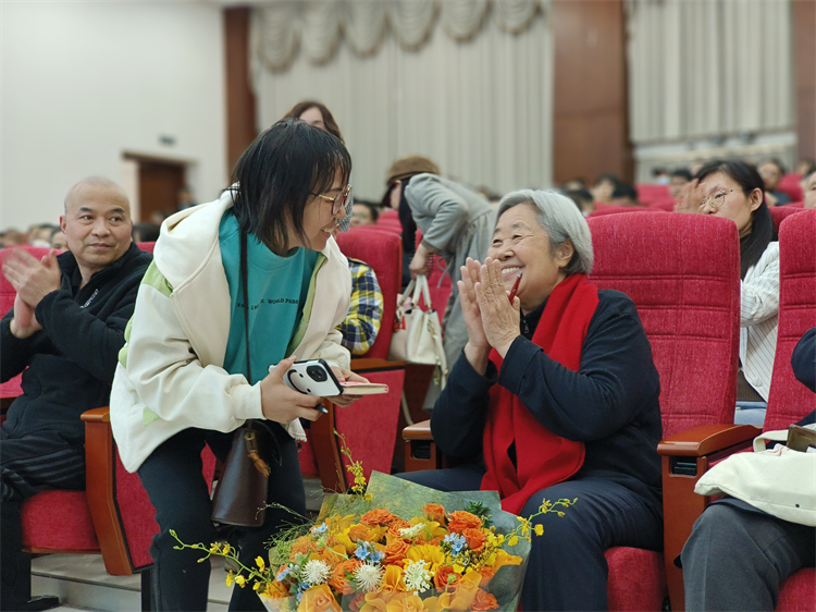 图片3：家长与周慧玲老师互动.jpg