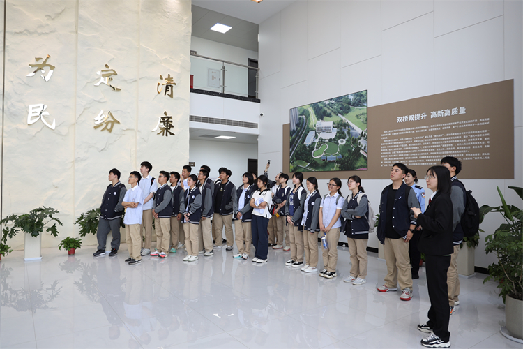 图片2：参观办公大厅.JPG