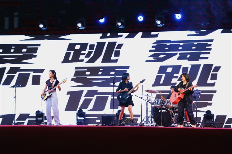 图一：开场：乐队表演《你要跳舞吗》.jpg