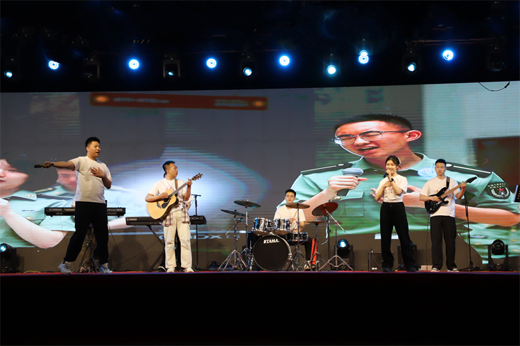 图七：信息工程大学原创歌曲《迷彩色青春》和《青春信仰》.jpg