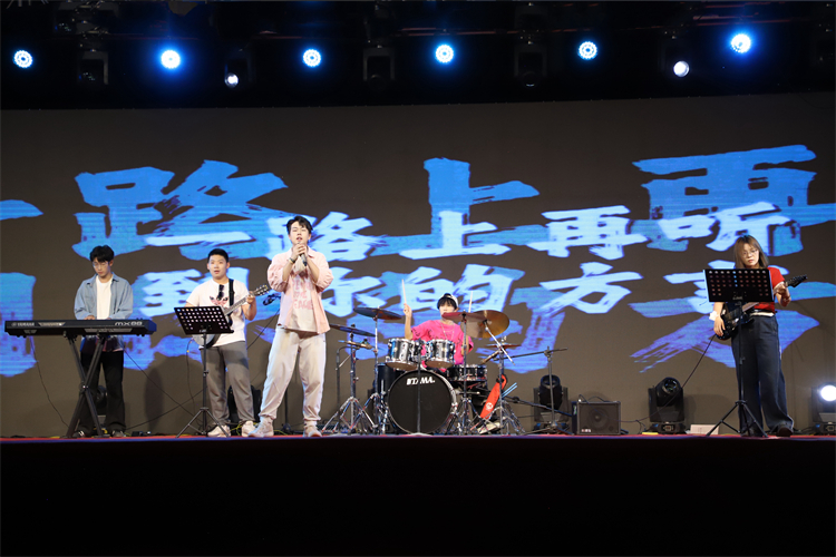 图十二：乐队表演《方的言》.jpg