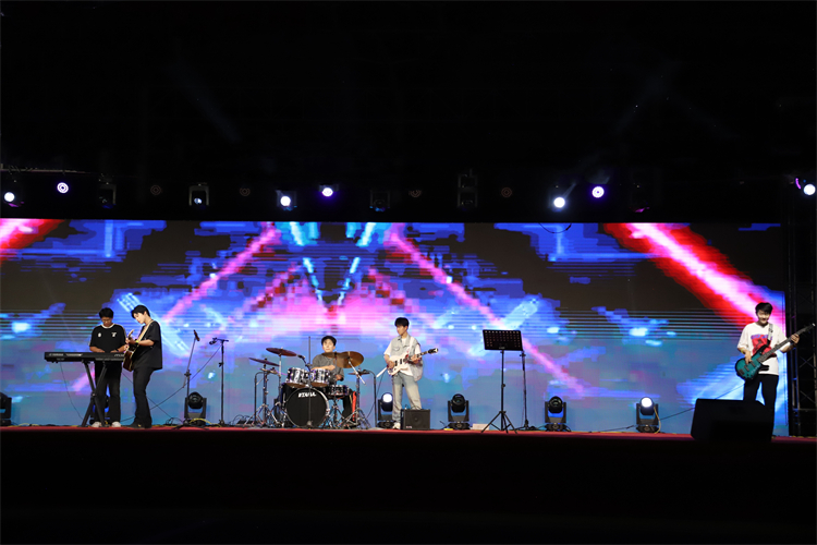 图十三：乐队表演《青春的轰鸣》.jpg