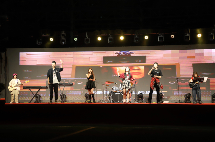 图十四：乐队表演《最美的太阳》.jpg